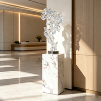 Sculpture en résine transparente personnalisée, style pierre de Taihu, peinte à la main, design artistique en cristal ajouré, base en métal, piédestal en marbre