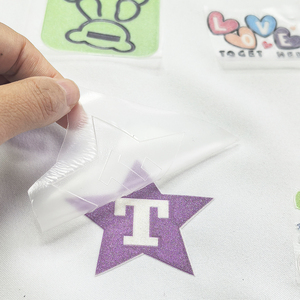 Parches de logotipo de transferencia de calor con purpurina | Etiquetas de ropa y bolsos personalizadas | Material lavable ecológico | Bajo MOQ y servicio OEM - Product Image 1