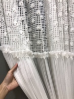 Rideau en tissu 100 % polyester à imprimé floral, associé à un voile en dentelle à petites fleurs et perles, doux et apaisant.