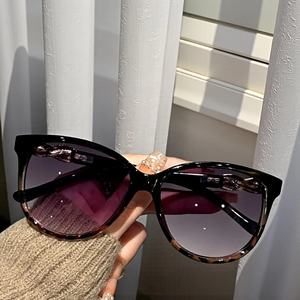 Lunettes de soleil œil de chat UV400 pour femmes, certifiées CE, idéales pour les activités sociales et les activités de plein air comme les festivals de musique et les soirées - Product Image 5