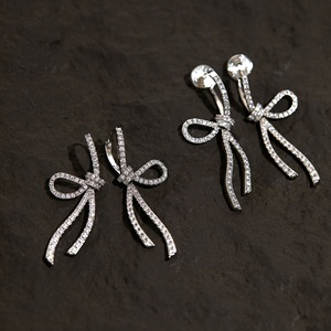 Orecchino a Clip Gaby con Fiocco Intarsiato di Diamanti, Senza Fori, Stile Lusso Leggero, per Viso Rotondo - Product Image 4