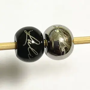 Runde Perlen aus Edelstahl mit 8mm Durchmesser und Laser logo