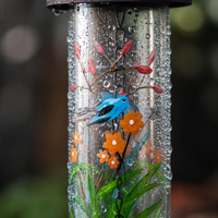 Mangeoire à oiseaux antique en tube transparent peint, motif floral coloré, avec dôme métallique, plateau de base et chaîne de suspension, résistante à la rouille et à l'eau