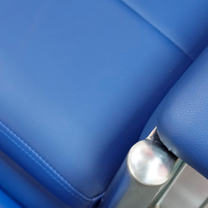 Sillón de Infusión Reclinable de Cuero Azul con Estante, para Sala de Espera de Hospital, con Estructura de Acero Inoxidable y Relleno de Esponja de Alta Densidad - Product Image 2