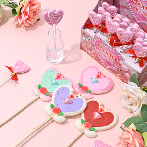 Lot <span class=keywords><strong>de</strong></span> sucettes <span class=keywords><strong>en</strong></span> <span class=keywords><strong>forme</strong></span> <span class=keywords><strong>de</strong></span> cœur aromatisées aux fruits dans une boîte <span class=keywords><strong>de</strong></span> présentation PDQ pour la Saint-Valentin, ensemble <span class=keywords><strong>de</strong></span> bonbons durs - Product Image 2