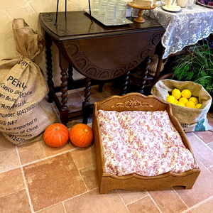 Cama Pequeña para Mascotas de Madera Tallada de Estilo Antiguo y Exquisito para Perros y Gatos - Product Image 3