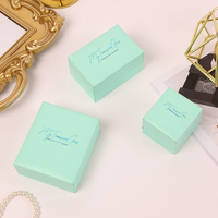 Boîtes de présentation de bijoux personnalisées A1 avec logo, couvercles à charnières, intérieur blanc et formats carrés pour marques OEM