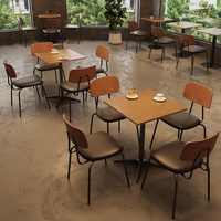 Tables et chaises de restaurant de style antique ; ce mobilier de salle à manger convient aux bars et aux cafés