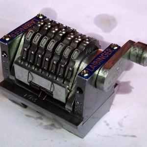 Máquina de números automática, rotativa de base plana de tipo recto - Product Image 1