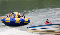 Été fou excitant gonflable rotatif eau jouets Disco bateau remorquable Tube/bateau gonflable UFO pour le divertissement de l'eau
