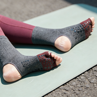 Chaussettes de yoga tricotées antidérapantes à cinq doigts pour femmes, à talon ouvert, respirantes et absorbant la transpiration, pour Pilates