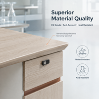 Bureau minimaliste pour deux personnes face à face avec écran de séparation, table d'ordinateur moderne pour personnel en espace ouvert avec tiroir