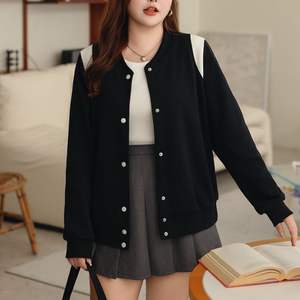 Chaqueta de Béisbol Tejida para Mujer, Talla Grande, Marca Runqi, en Negro, Marrón y Gris, con Bloques de Color, Manga Larga y Etiqueta - Product Image 2