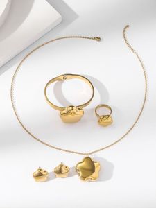 Ensemble de bijoux en acier inoxydable en forme d'étoile de fleurs en gros, collier ras du cou, bracelet, bague pour femmes - Product Image 5