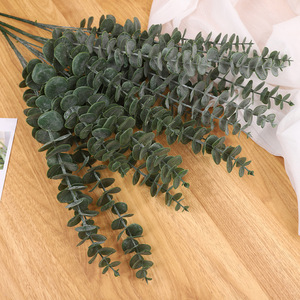 Ramo de Hojas de Eucalipto Artificiales de Plástico, Decoración Verde para Interiores y Bodas - Product Image 4