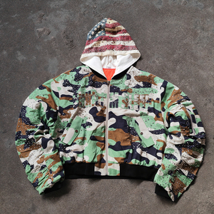 เสื้อแจ็คเก็ตฮู้ดดี้ผู้ชาย YSJY OEM สไตล์สตรีทแวร์แฟชั่นฤดูหนาว ลายพรางพิมพ์ลายสีเขียวบุซับใน แต่งคริสตัลขนาดใหญ่ ซิปหน้า - Product Image 1