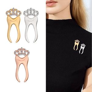 Yiwu personalizado al por mayor fábrica de plata/oro/Metal oro rosa diente pin de solapa blanco corona de cristal broche - Product Image 4