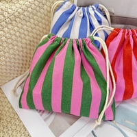 Tas serut kanvas katun bergaris kustom dengan cetakan logo kantong kosmetik kemasan hadiah tas tahan debu