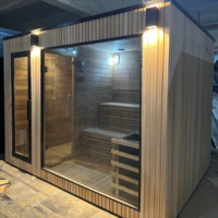 Sauna extérieur moderne en bois massif avec douche intégrée et poêle à bois