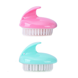 Cepillo de masaje para el cuero cabelludo Wanmei, de plástico rosa y verde, para uso doméstico. - Product Image 1