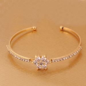 Brazalete Abierto con Flor de Cristal CZ Chapado en Oro de 18K, Varios Estilos, Circonita Cúbica, Ajustable, Delgado, Elegante y Moderno - Product Image 1