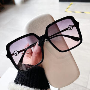 Gafas de sol cuadradas grandes Qianai para mujer, lentes de PC con protección UV400, estilo urbano a la moda, protección solar para viajes y conducción. - Product Image 1