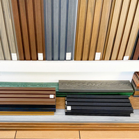 Clôture périmétrique durable et innovante en panneaux composites WPC pour cour extérieure et villa