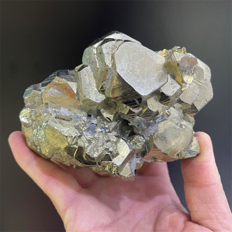天然の未加工の黄銅鉱鉱物標本石、未加工の立方体の黄鉄鉱水晶、家の