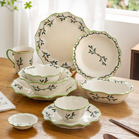 Assiettes et bols à fleurs vertes à la française Tasse Bol à cadeau de mariage Plats et assiettes en céramique de forme ondulée européenne