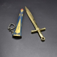 Porte-clés mini épée en métal style anime personnalisé avec fourreau pour boutique de bandes dessinées, vente en gros, logo personnalisé