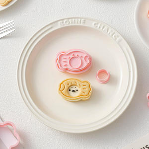 <span class=keywords><strong>Emporte</strong></span>-pièces fantaisie en <span class=keywords><strong>forme</strong></span> de petits poissons et de fleurs, parfaits pour la pâtisserie familiale amusante avec des garnitures de confiture ou de crème - Product Image 4