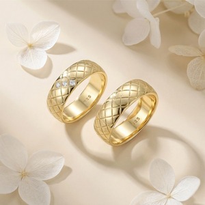 YILUN Set di Fedi Nuziali per Coppia in Argento Sterling 925 Placcato <span class=keywords><strong>Oro</strong></span> 18k con Zirconi e Design Lussuoso a Scacchiera - Product Image 2
