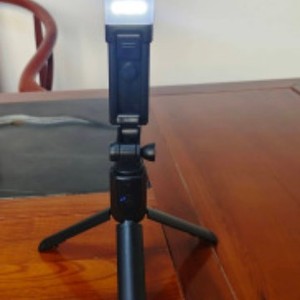 ไม้เซลฟี่แบบยืดหดได้พร้อมไฟ LED อลูมิเนียม ความยาวขยายได้ 1500 มม. ขาตั้งกล้อง รองรับน้ำหนัก 2-5 กก. รุ่น F610 - Product Image 1
