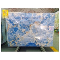 Panneau d'onyx bleu pakistanais translucide rétroéclairé BOTON STONE pour décoration murale en pierre naturelle, finition Bookmatch