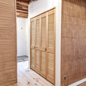 Armoire contemporaine en bois massif, grande capacité de rangement, double porte, design moderne pour chambre de luxe - Product Image 5