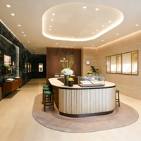Armoire de présentation en verre luxueux avec cadre doré, éclairage LED, forme d'arc, dimensions personnalisables et résistante