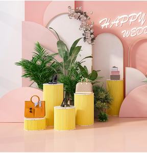 แท่นโชว์ทรงกระบอกสีขาวสำหรับตกแต่งร้านบูติก วางรองเท้า กระเป๋า และดอกไม้ เหมาะสำหรับงานแต่งงาน - Product Image 6