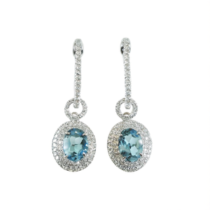 E4721 Orecchini pendenti in oro bianco con montatura a griffe con pietra di topazio, gioielli da sposa classici da donna - Product Image 1