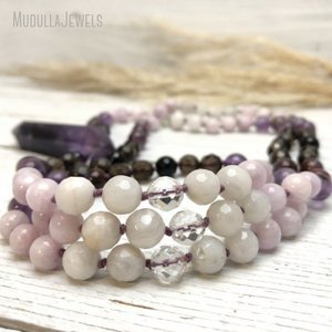 MN33595 Collier de 108 perles Mala en Kunzite avec pendentif baguette en améthyste brute, cristal énergétique mystérieux ancien, pour l'équilibre des chakras, cadeau - Product Image 5