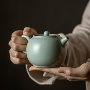 Tetera de Cerámica Tianqing Ru Kiln, Forma Redonda, Acabado Mate, para Preparar Té Gongfu, con Tapa y Caja de Regalo - Product Image 1