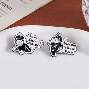 Broches <span class=keywords><strong>de</strong></span> Aleación <span class=keywords><strong>de</strong></span> Zinc con Esmalte, Diseño <span class=keywords><strong>de</strong></span> Uniforme <span class=keywords><strong>de</strong></span> Dibujos Animados, Color Negro, Venta al Por Mayor Sin Pedido Mínimo, Ideal para Desfiles, Meow Chemical <span class=keywords><strong>Romance</strong></span> - Product Image 4
