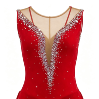 Robe de patinage artistique rouge sans manches pour spectacle, avec décolleté en V profond, dos ouvert en maille, strass et jupe asymétrique pour enfants