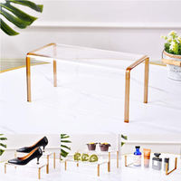 Support de présentation moderne en acrylique transparent pour sacs à main et chaussures avec cadre doré élégant pour présentoir de vitrine