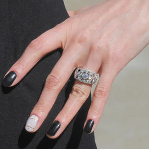 Anello di Fidanzamento Q961 per Donna in Oro Bianco con Diamante Taglio Brillante Rotondo Colore G Naturale e Pietre Laterali - Product Image 3