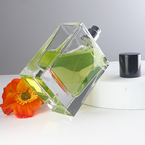 Flacon <span class=keywords><strong>de</strong></span> <span class=keywords><strong>parfum</strong></span> classique en verre transparent carré plat <span class=keywords><strong>de</strong></span> 100 ml avec bouchon noir brillant, pour les marques <span class=keywords><strong>de</strong></span> parfums <span class=keywords><strong>de</strong></span> luxe - Product Image 4