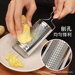 Rallador de queso de acero inoxidable rectangular con diseño arqueado para jengibre y ajo, herramienta de cocina duradera, apta para contacto con alimentos. - Product Image 1