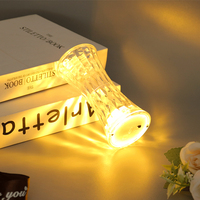 Romantische Plastik-Tischlampe mit LED-Kerze und 3D-Flammeneffekt, Batteriebetrieben für Hochzeiten, Weihnachten, Halloween, Ramadan und Heimdekoration