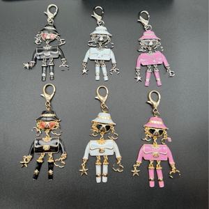 พวงกุญแจโลหะสังกะสีอัลลอยสำหรับตกแต่งกระเป๋าจี้ดีไซน์หุ่นยนต์หรูหรา - Product Image 1