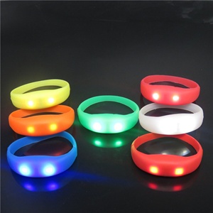 Bracelet LED clignotant en gros, bracelet en silicone promotionnel avec logo personnalisé pour accessoires de fête et de bar - Product Image 4