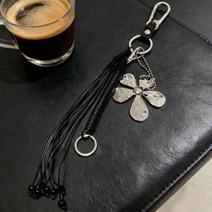 Llavero de aleación vintage con forma de flor, mosquetón con cadena y borla para decoración de pantalones, accesorio de moda. - Product Image 3